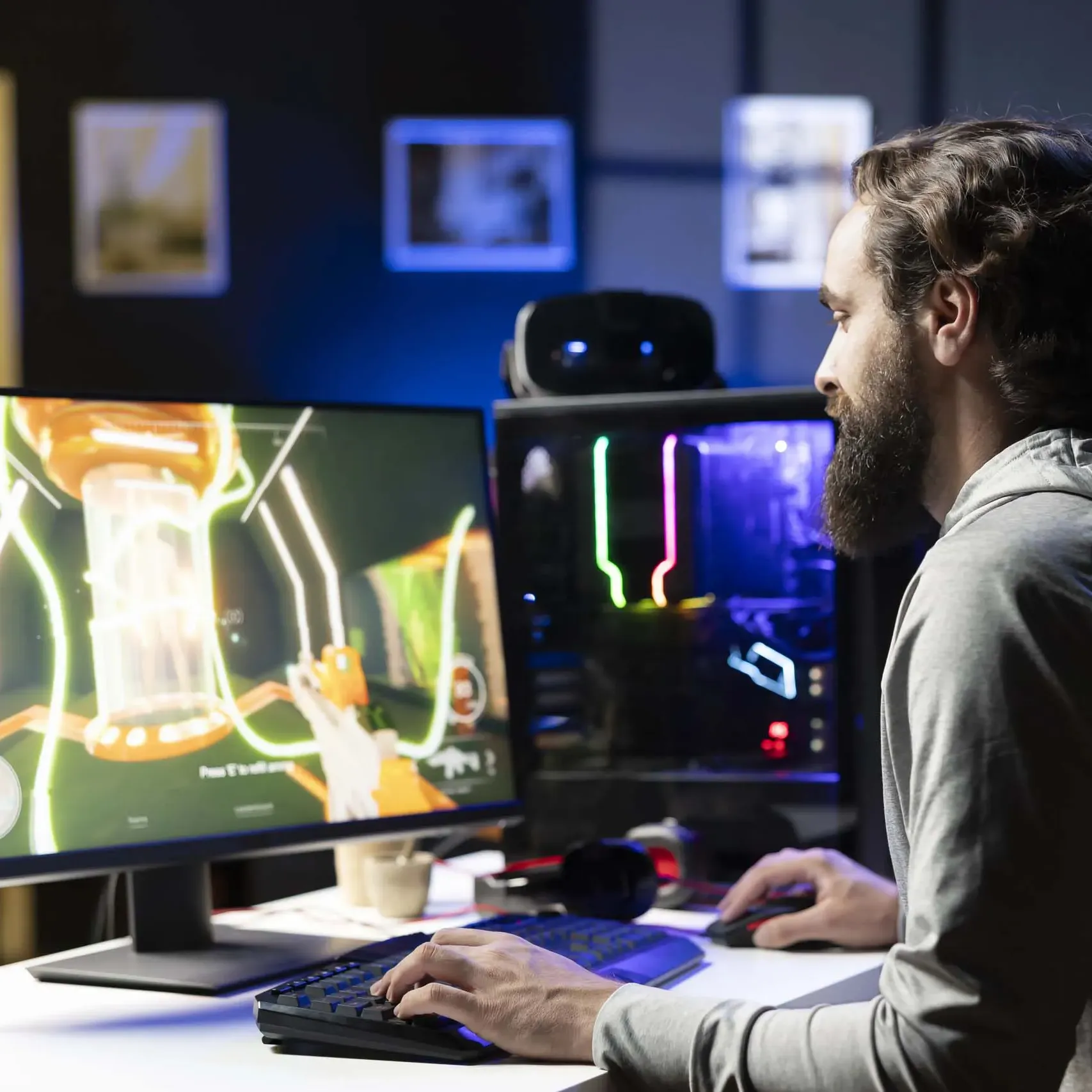 Game designer travaillant sur le développement d’un jeu vidéo sur ordinateur.