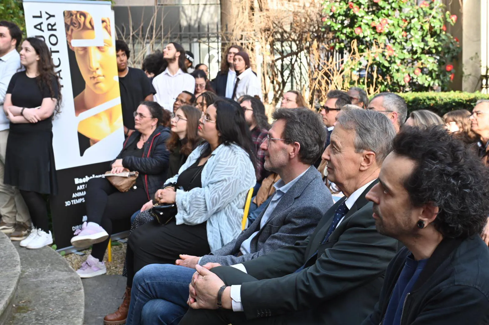 Inauguration de l'écolé virtaul factory, vu sur les invités en extérieur