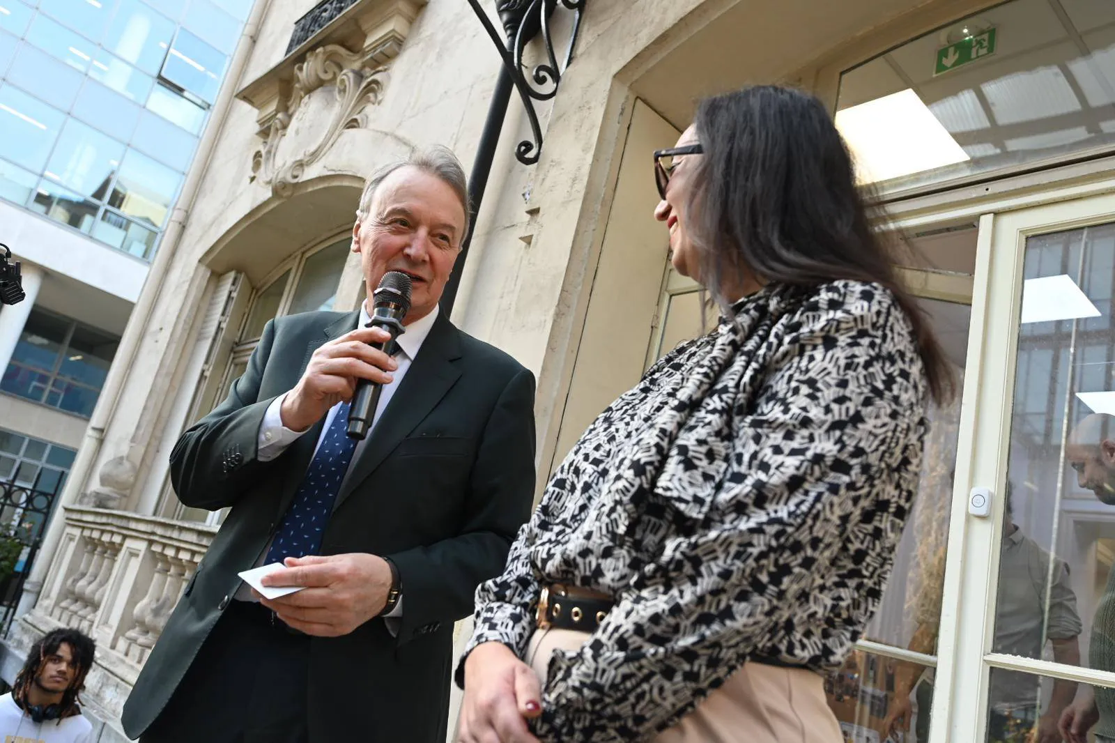 Maire et la directrice de l'école Virtual Factory en train de prendre la parole devant l'école