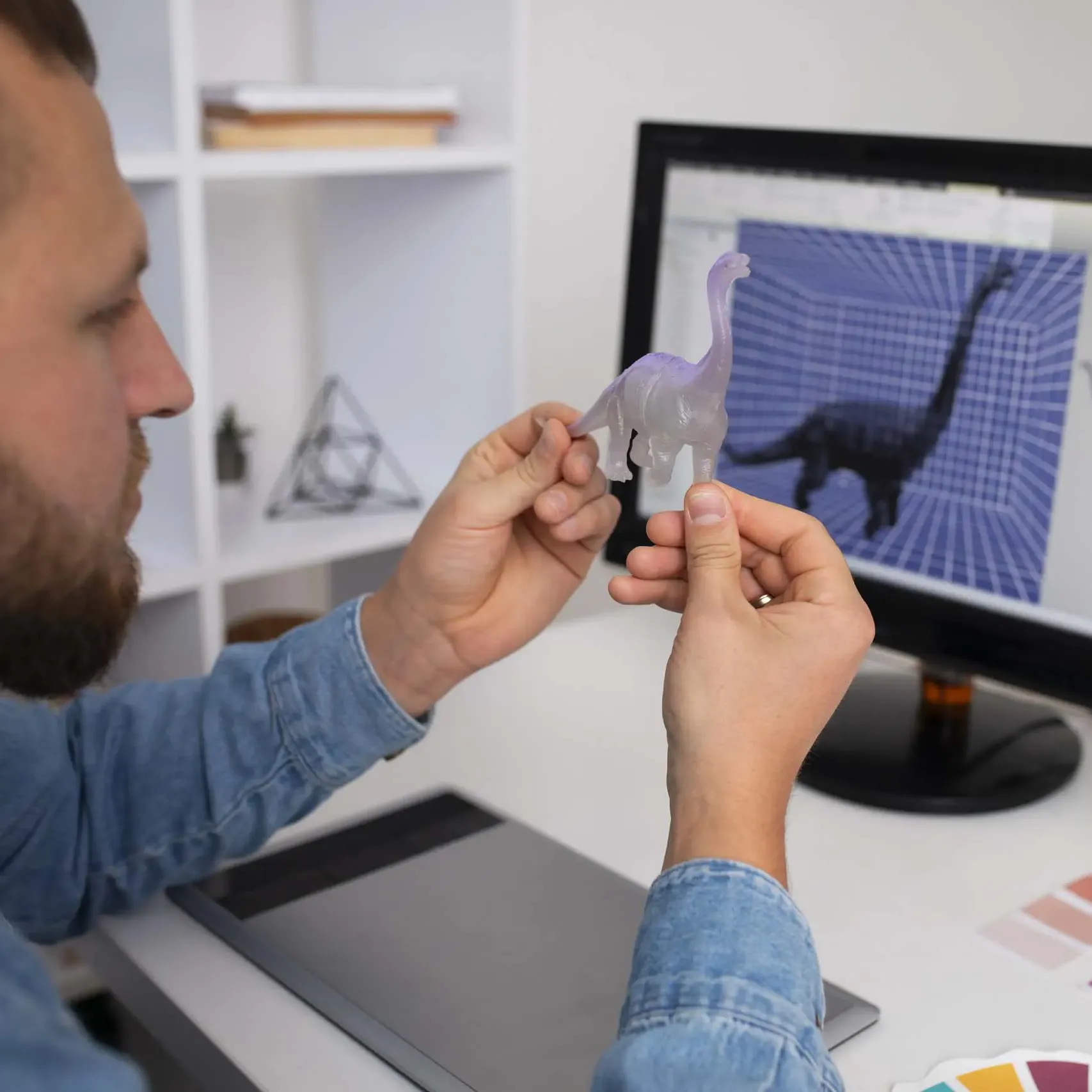 Modeleur 3D comparant un modèle physique avec une modélisation 3D sur écran.