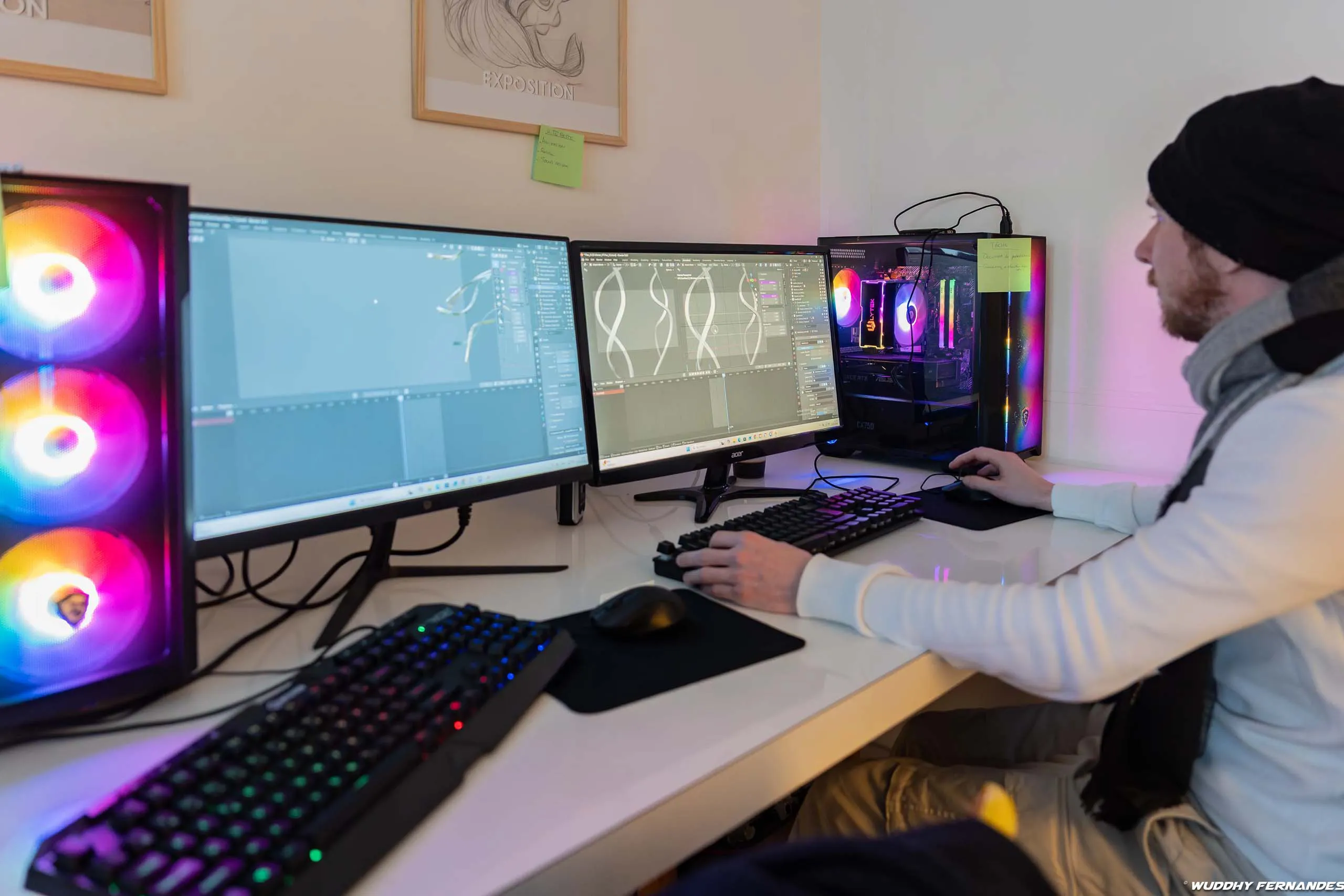 Étudiant travaillant sur un logiciel d’animation 3D sur double écran.