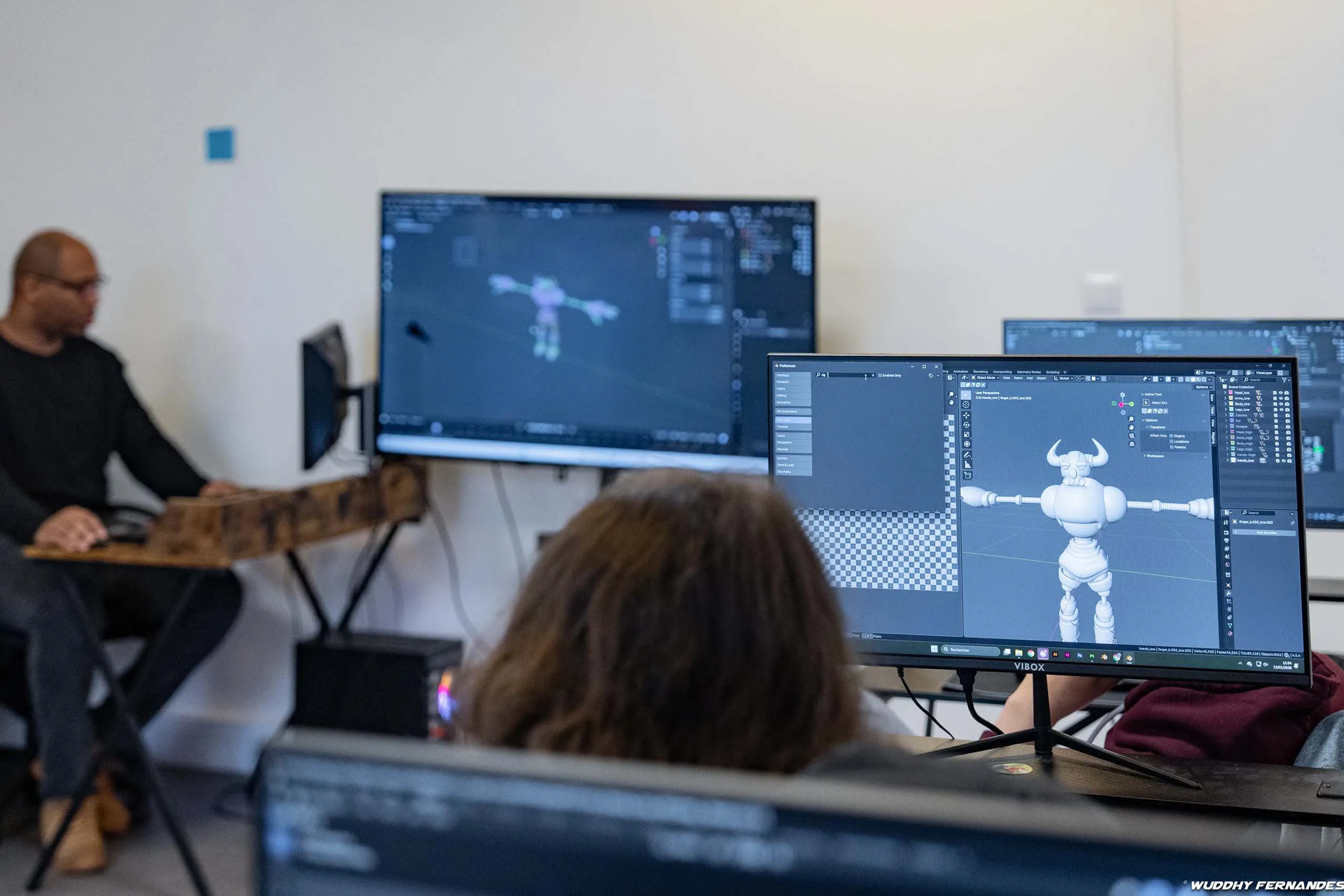 Étudiants en formation utilisant un logiciel de modélisation 3D pour créer un personnage.