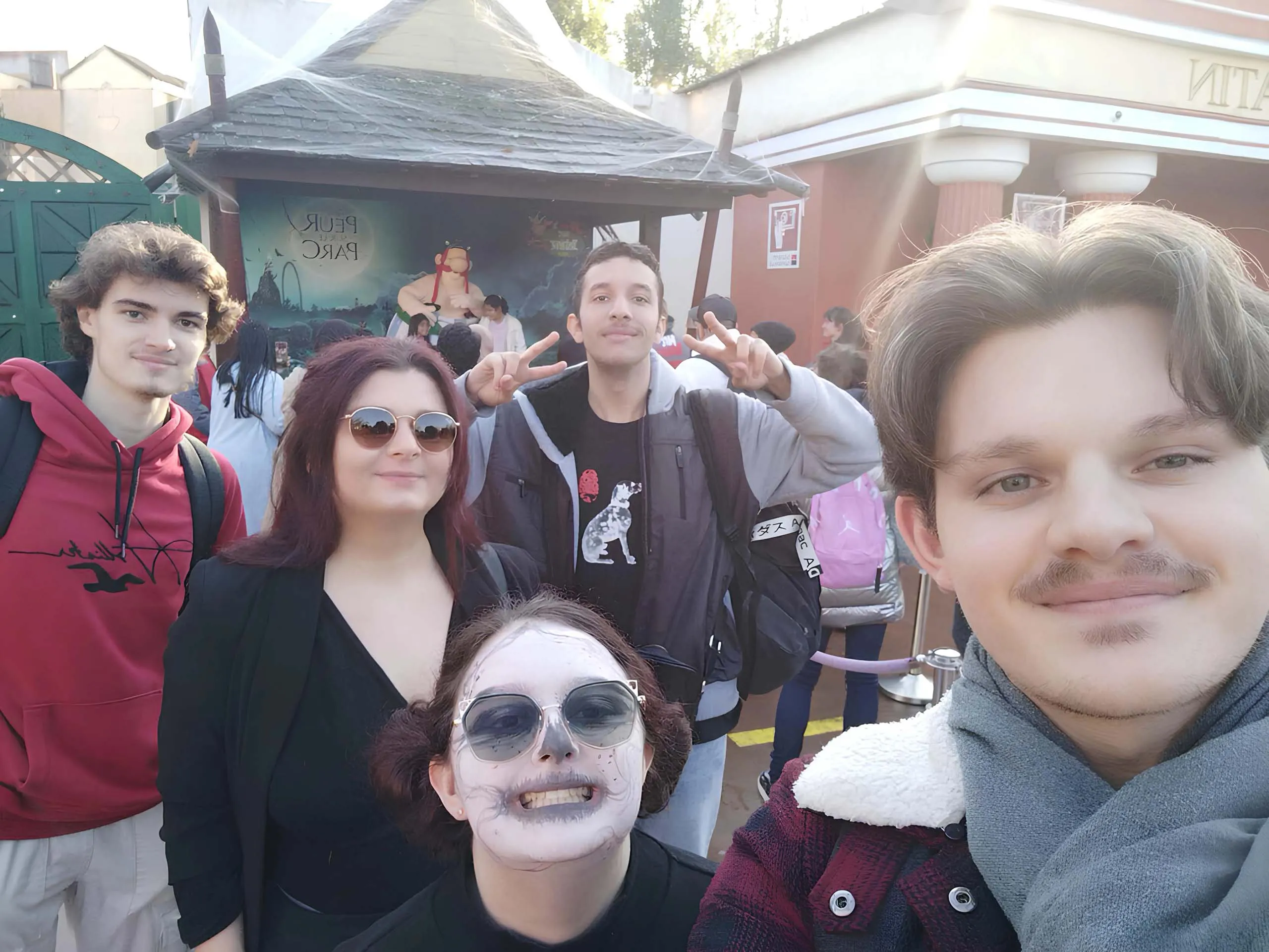 Groupe d'amis prenant un selfie lors d'une visite au Parc Astérix